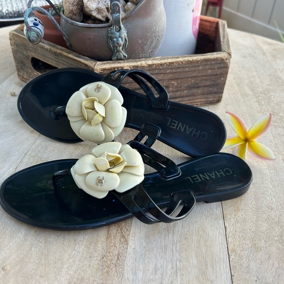 Authentic CHANEL Black and Cream Camellia sz 38 or U.S. sz 7 Gorgeous - Picture 1 of 12